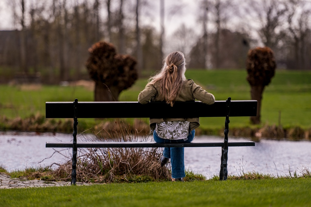 Janneke van Baalen rust op een bankje